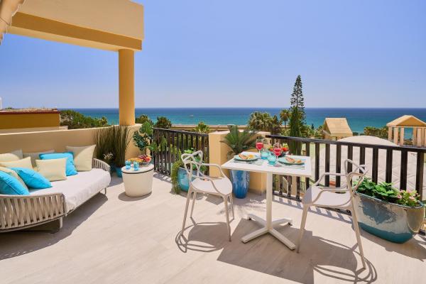 A la foto es mostra l'objecte Honeymoon Corner Suite, sun-all-day terrace on the best beach of Marbella situat a la ciutat de Marbella.