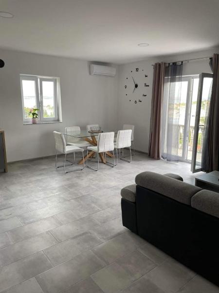 A la foto es mostra l'objecte Apartman Ivanica situat a la ciutat de Lukoran.
