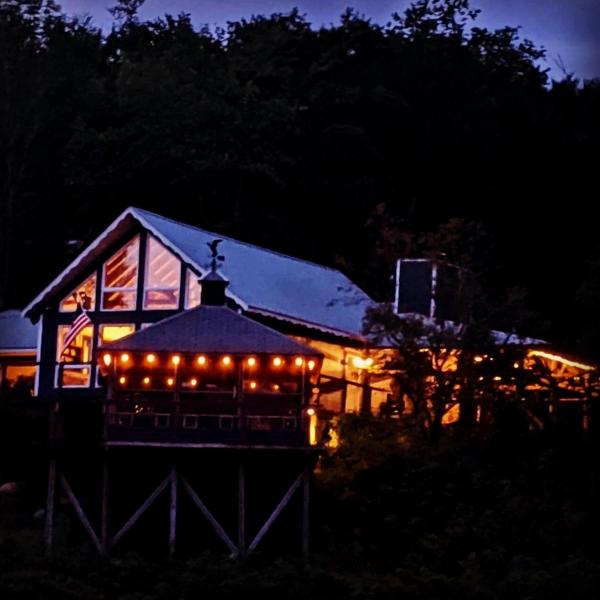 A la foto es mostra l'objecte The Blue House On The Hill Catskills—Views situat a la ciutat de Sundown.