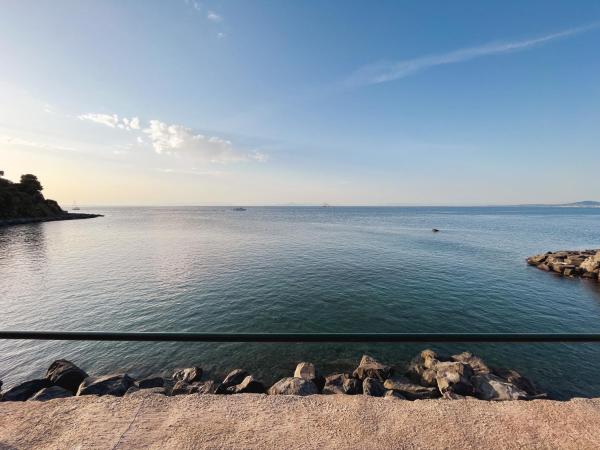 A la foto es mostra l'objecte Nelinda Waterfront Accommodation situat a la ciutat de Ischia.