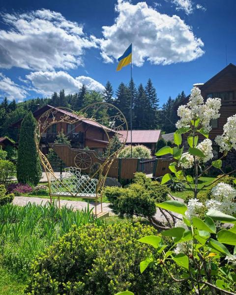 På billedet ses objektet Готель Жди ня Єво instagram zhdenievo hotel beliggende i byen Zhdenijevo.