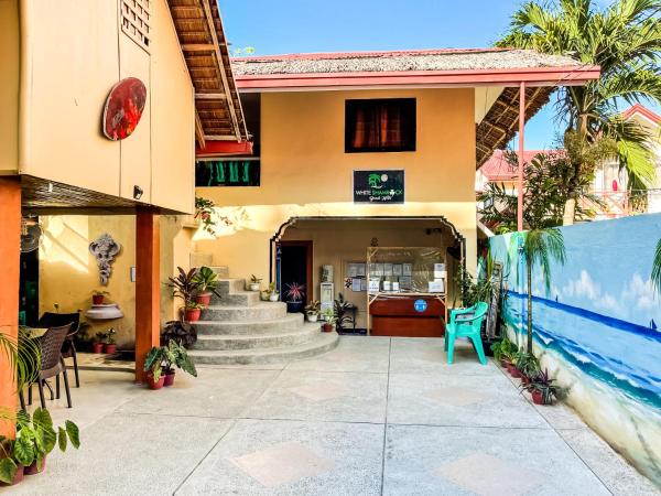Na fotografii je vidět objekt White Shamrock Beach Hotel nacházející se ve městě Boracay.