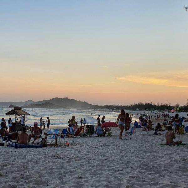 Nella foto è visibile l'oggetto Surf a poucos passos do mar, casa com lareira situato nella città di Garopaba.