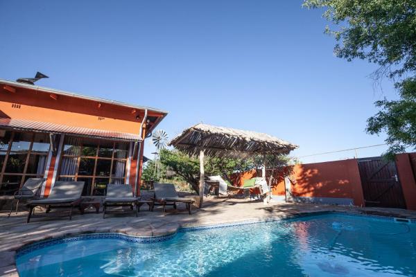 Na zdjęciu widoczny jest obiekt Teufelskrallen Lodge położony w mieście Kalkrand.