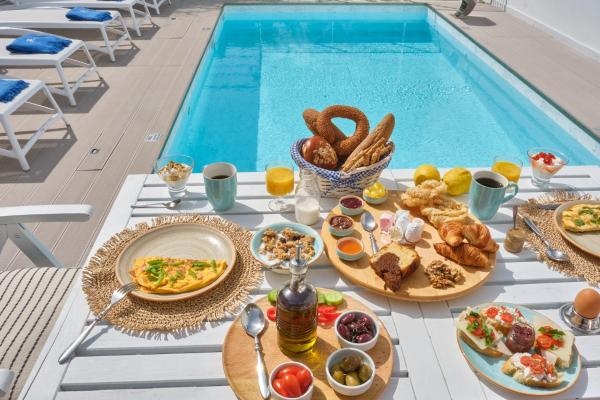 På billedet ses objektet Porto Vecchio Luxury Suites beliggende i byen Spetses.