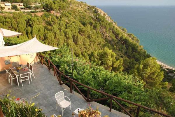 A la foto es mostra l'objecte VILLA ROMANTIC COVE vista mozzafiato sul mare situat a la ciutat de Latina.