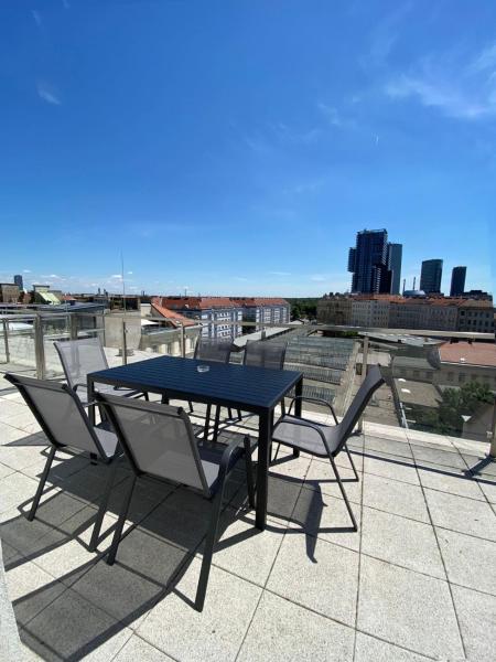 Rooftop Apartment For 6, Air Conditioning, Rooftop Terrace, Metro U3 - Schwechat