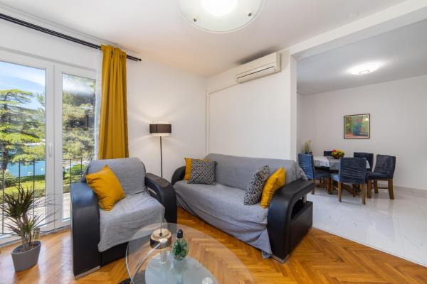 The photo shows the Apartman Porto located in the city of Ploče.