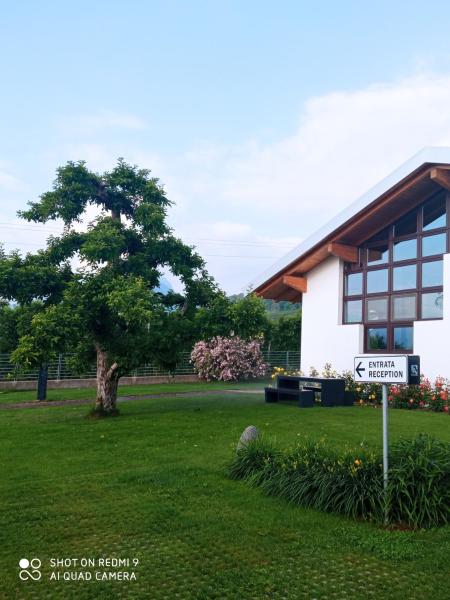 På billedet ses objektet Agritur Deromedi beliggende i byen Cles.