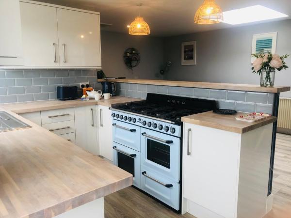Fotografie 9: Detached, peaceful, spacious with easy access and very large garden