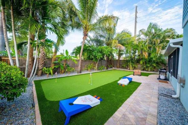 På billedet ses objektet Beach house w/Putting Green/Game Rm/Rooftop Deck beliggende i byen Cocoa Beach.