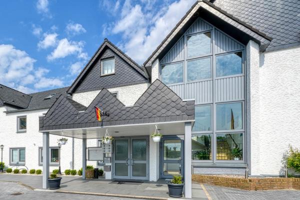 Na fotografii je vidět objekt Hotel Seeblick Försterhaus nacházející se ve městě Alt Duvenstedt.