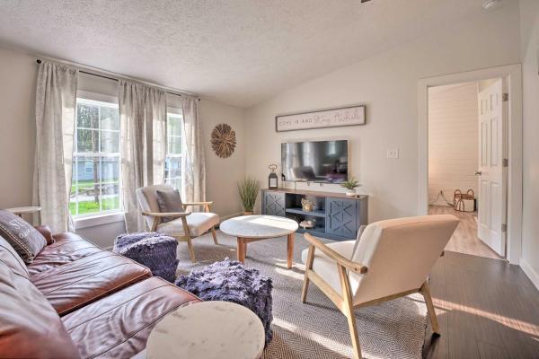 A la foto es mostra l'objecte Breezy Coloma Getaway with Grill - 1 Mi to Beaches! situat a la ciutat de Coloma.