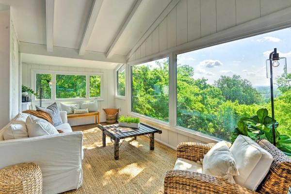 Na fotografii je vidět objekt Stylish Franklin Cabin on 6 Private Acres! nacházející se ve městě Franklin.