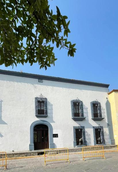 A la foto es mostra l'objecte Casa Praxedis situat a la ciutat de Santiago.