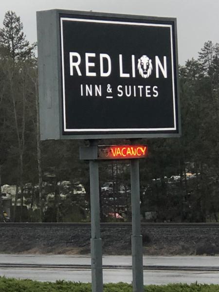 På billedet ses objektet Red Lion Inn and Suites La Pine, Oregon beliggende i byen La Pine.