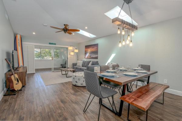 På billedet ses objektet Dog Friendly Home wPrivate Fenced Yard, Garage & Fire Pit! STEPS to the Beach! beliggende i byen Edgewater.