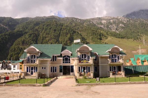Na zdjęciu widoczny jest obiekt Hotel Mughal India położony w mieście Sonamarg.
