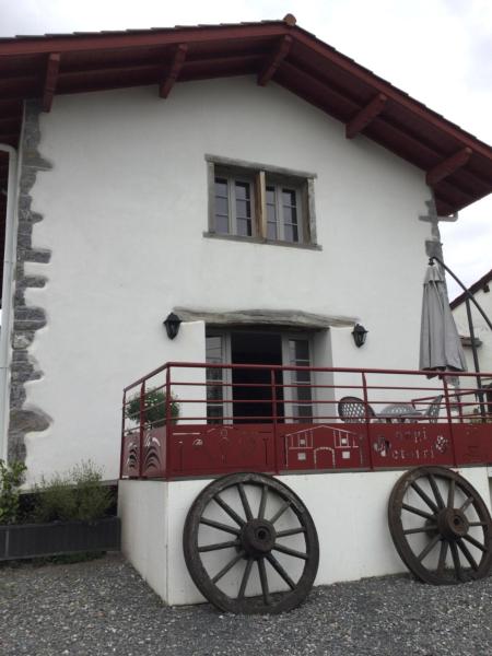 A la foto es mostra l'objecte Larrondoa maison situat a la ciutat de Saint-Esteben.