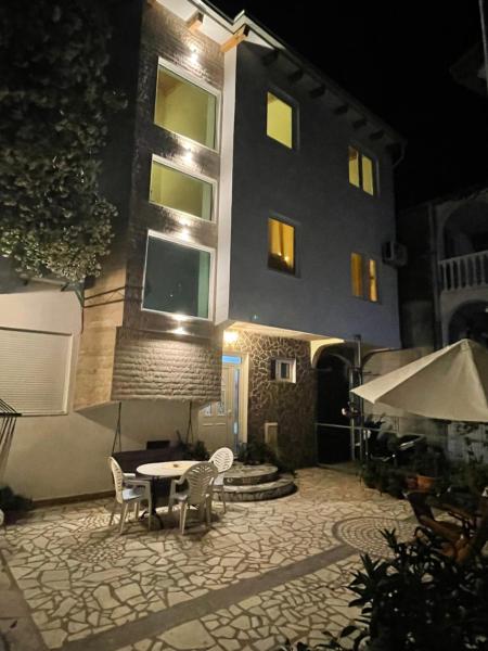 Na foto é possível ver o objeto Casa Alea localizado na cidade de Ulcinj.