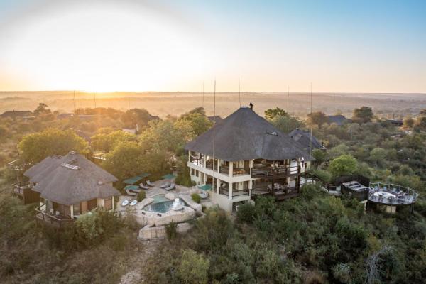 Na fotografii je vidět objekt Makumu Private Game Lodge nacházející se ve městě Rabalias Gate.