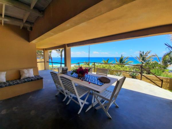 The photo shows the Casa Malcampo located in the city of Praia do Tofo.