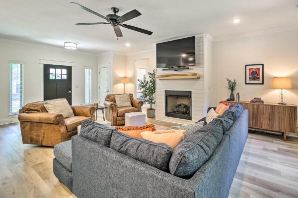 På billedet ses objektet New Everything! Comfy Home with Deck and Trail Access! beliggende i byen Bella Vista.