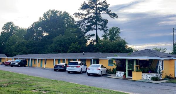 En la foto se muestra el objeto LAMPLIGHTER INN ubicado en la ciudad de Alpine.