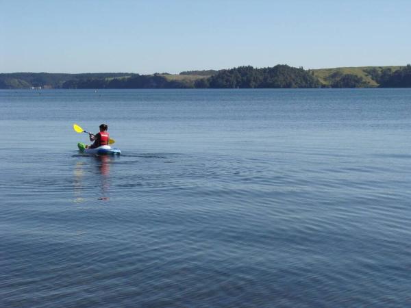 Na zdjęciu widoczny jest obiekt Lake Rotoiti Lakehouse Retreat położony w mieście Kawerau.