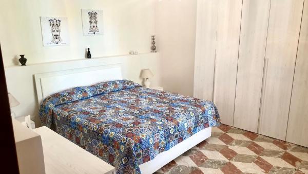 På billedet ses objektet La casa dei bouganville Lo stagnone beliggende i byen Marsala.