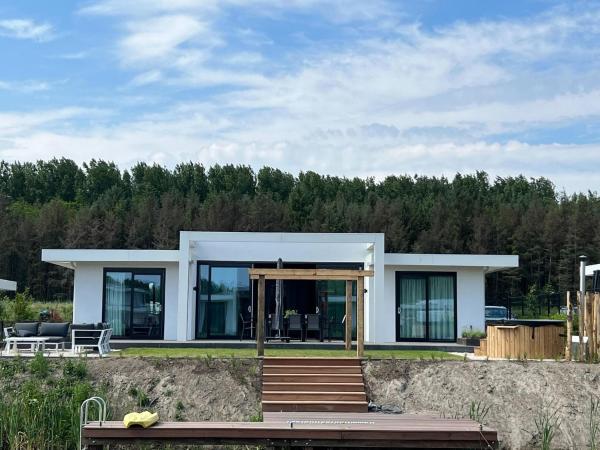 Na fotografii je vidět objekt Villa w Hot Tub & Jetty nacházející se ve městě Zeewolde.