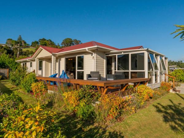 En la foto se muestra el objeto Home Base - Cooks Beach Holiday Home ubicado en la ciudad de Cooks Beach.