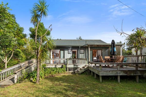 En la foto se muestra el objeto Riverview Retreat - Cooks Beach Holiday Home ubicado en la ciudad de Cooks Beach.