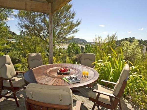 Treetop Oasis - Tairua Executive Holiday Home - Pauanui