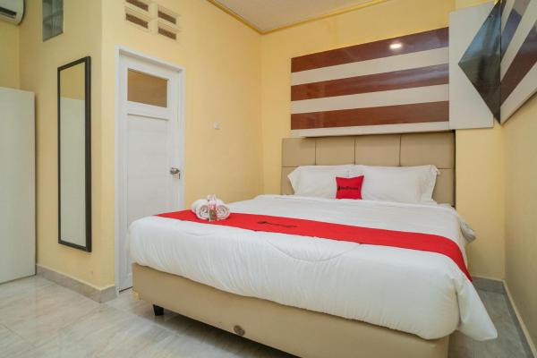 Στη φωτογραφία φαίνεται το αντικείμενο RedDoorz Plus Syariah near Pasar Turi που βρίσκεται στην πόλη Krembangan.