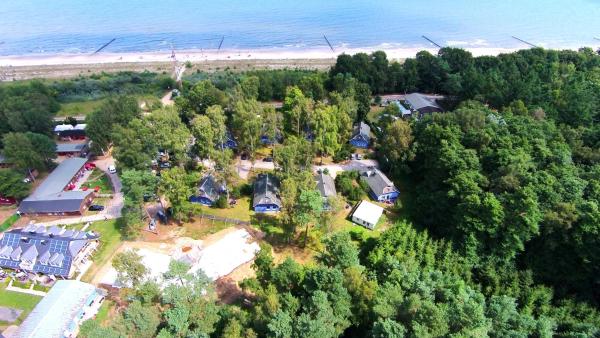 The photo shows the Meeressterne Strandhäuser Blankenfohrt located in the city of Ueckeritz.