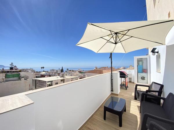 Na fotografii je vidět objekt Centro Life Seaview Casasol nacházející se ve městě Nerja.