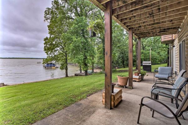 På bildet vises objektet Boat Dock and Fire Pit Sunset Cove Lakefront Gem som ligger i byen Dennis.