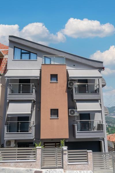 A la foto es mostra l'objecte DNS Apartments situat a la ciutat de Kavala.