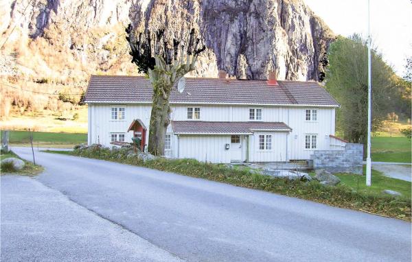 Nella foto è visibile l'oggetto Holiday Home Eresfjord Jovollstua situato nella città di Øverås.