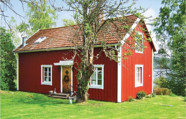 Na zdjęciu widoczny jest obiekt Holiday Home Tällås Eksjö położony w mieście Österbymo.