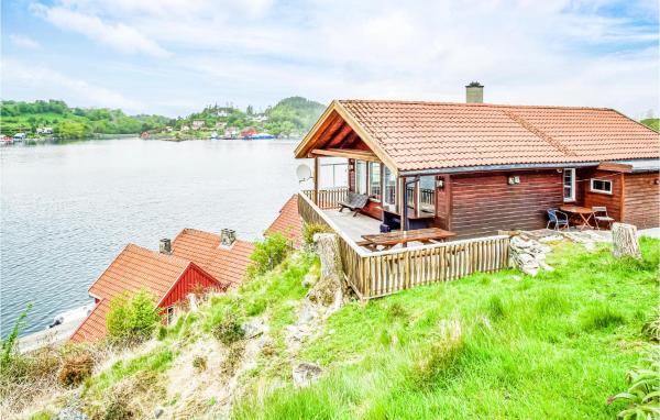Nella foto è visibile l'oggetto Nice Home In Sjernarøy With Sauna situato nella città di Vik.