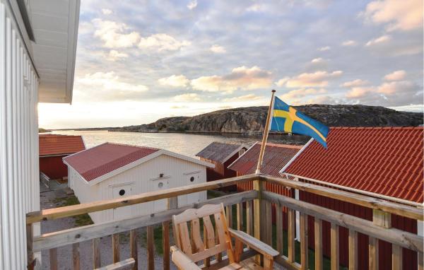 2 Bedroom Lovely Apartment In Väjern - Hunnebostrand