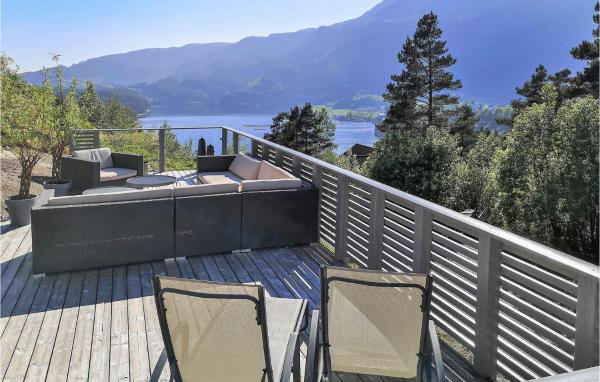 写真にはHøyvik市にあるStunning Home In Hebnes With Kitchenが写っています。