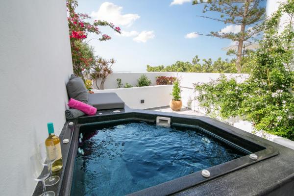 På billedet ses objektet Sensia Luxury Studio with Hot tub beliggende i byen Oia.