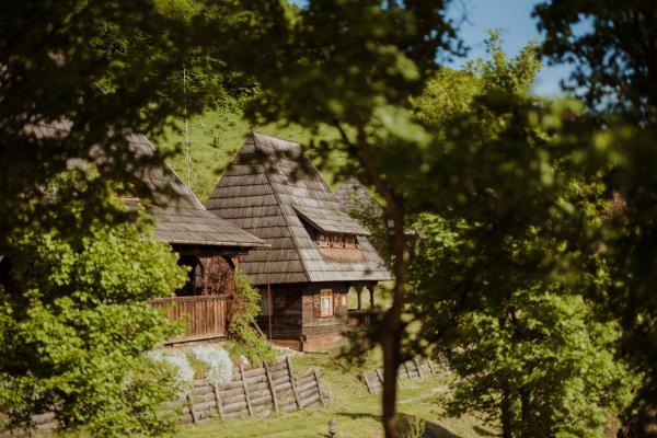 A la foto es mostra l'objecte Raven's Nest - The Hidden Village, Transylvania - Romania situat a la ciutat de Geogel.
