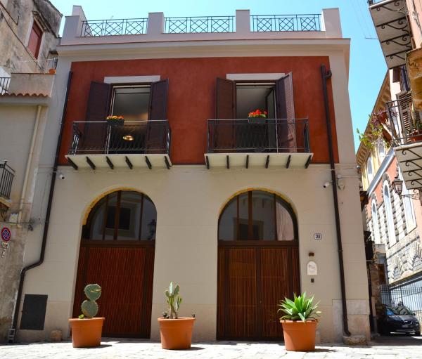En la foto se muestra el objeto Isula ubicado en la ciudad de Palermo.