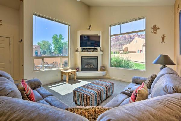 A la foto es mostra l'objecte Moab Townhome w/ Pool Access + Stunning Mtn Views! situat a la ciutat de Moab.