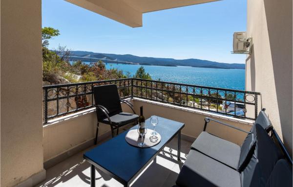 Gorgeous Apartment In Komarna With Wifi - Neum