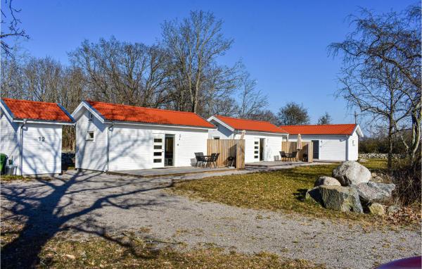 Na zdjęciu widoczny jest obiekt Lovely Home In Hasslö With Kitchen położony w mieście Hasslö.